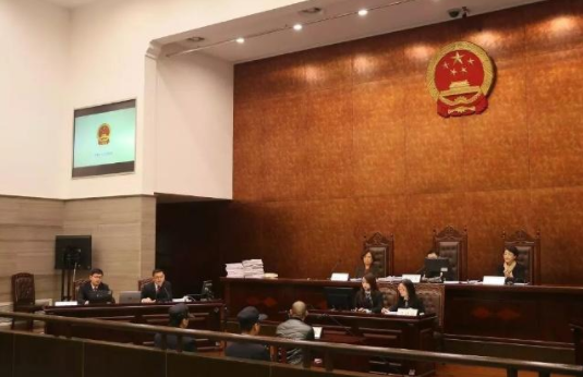  庭审现。10名被告人出庭受审