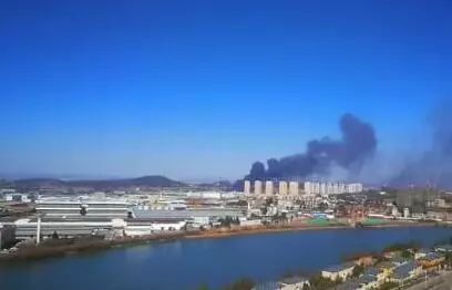 仓库里往外冒着滚滚黑烟，把周围的天空染上乌黑色。